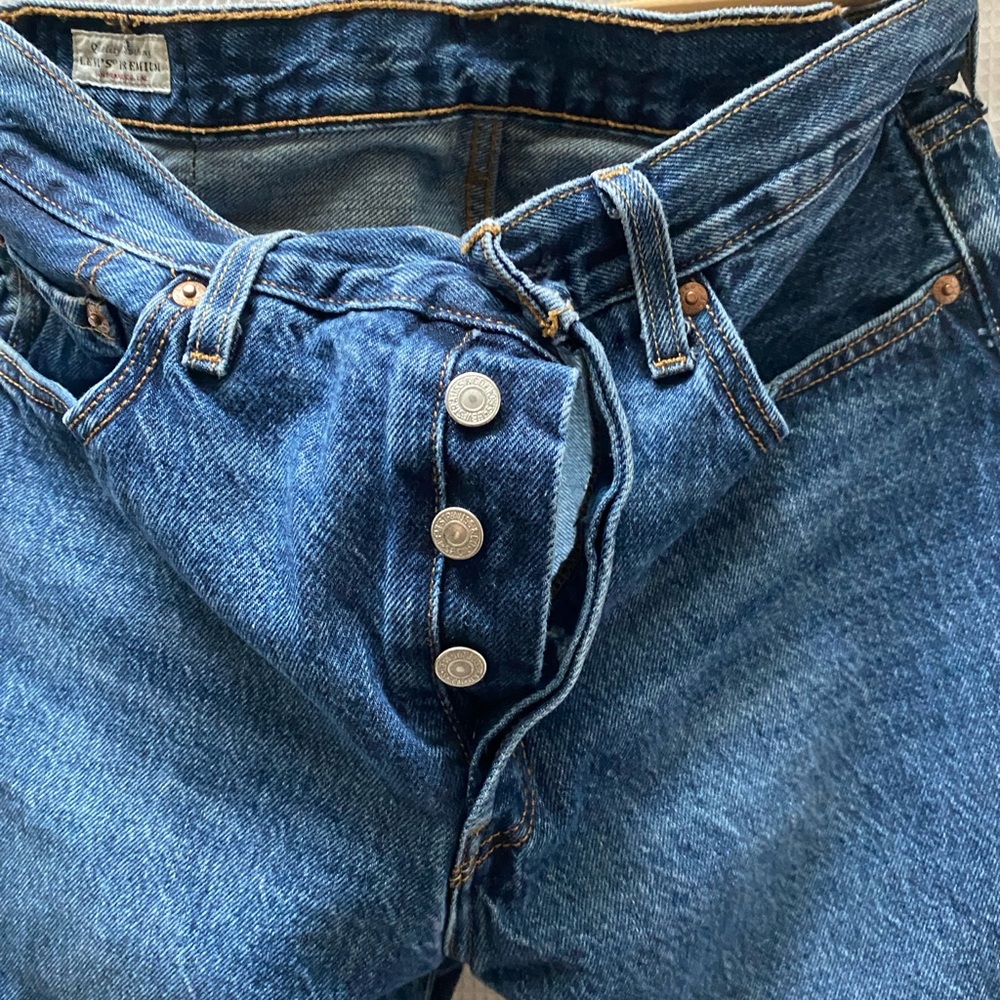 Very cool Levi’s 501 button-fly straight leg jeans for women.